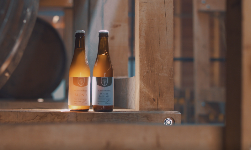 bier van de Heische Hoeve  Twee bieren van de Heische Hoeve op een balk in de brouwerij